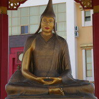 Статуя Ачарья Шантидева в храме Золотая обитель Будды Шакьямуни