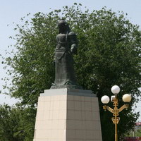 Памятник Джангар на проспекте Чонкушова в Элисте