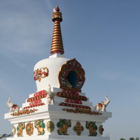 Буддийские ступы монастыря Геден Шеддуп Чой Корлинг в Аршане