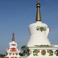 Буддийские ступы монастыря Геден Шеддуп Чой Корлинг в Аршане