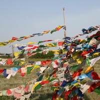 Буддийские флаги-лунгта монастыря Геден Шеддуп Чой Корлинг в Аршане