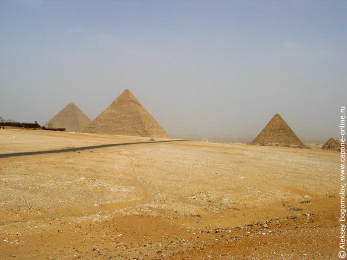 Визуальный обман - Пирамида Хефрена (с шляпкой) реально меньше чем пирамида Хеопса (за ней)