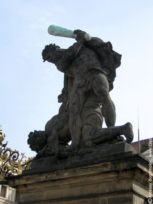 Скульптуры гигантов с ножом и дубиной