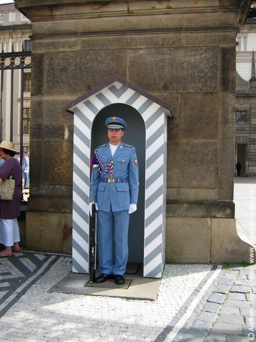 Почётный караул у ворот Пражского Града