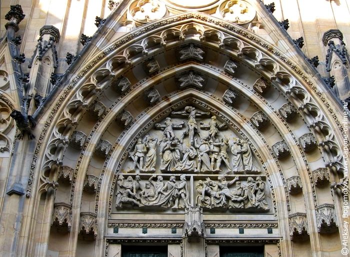 Барельеф над западными воротами собора св.Вита на темы Голгофы