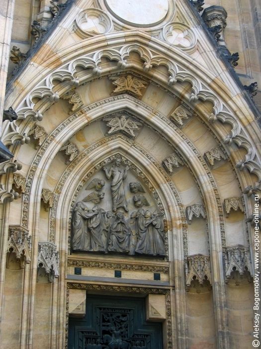 Барельеф над западными воротами собора св.Вита на тему Воскрешения