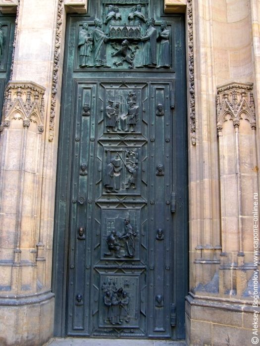 Правые ворота с легендой об убиении св.Вацлава