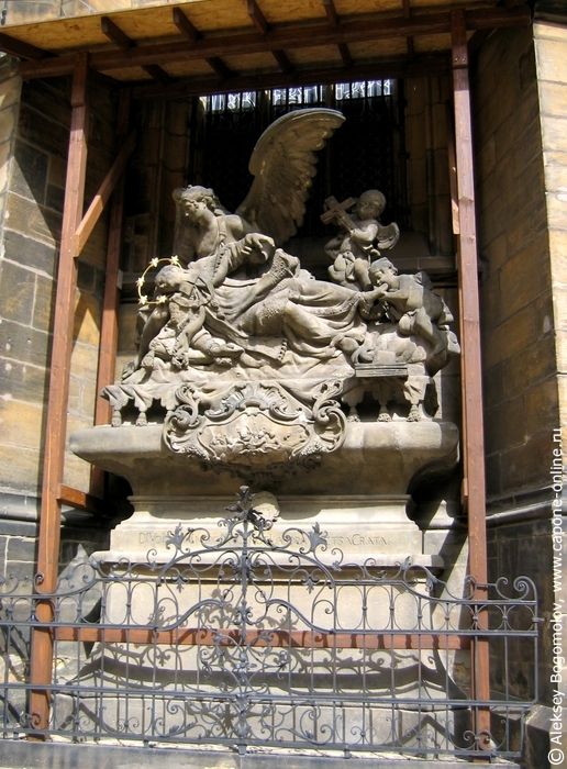 Статуя Яна Непомуцкого в компании ангелов-младенцев и ангела-уже-взрослого