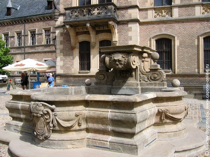 Орлиный фонтан у восточного фасада собора св.Вита
