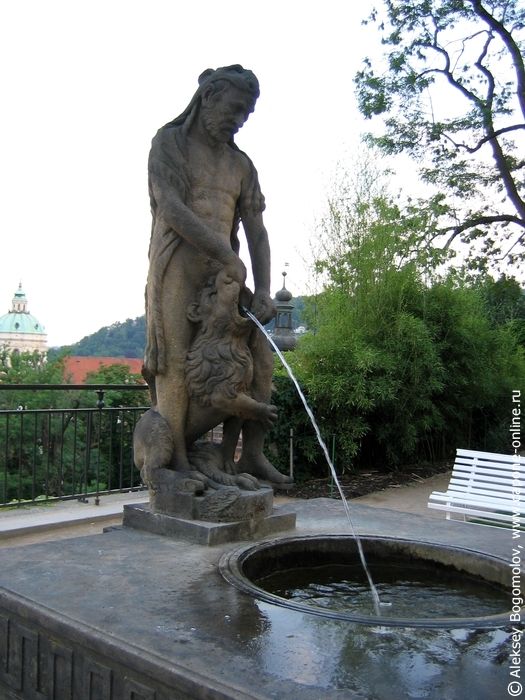 Статуя Геркулеса, разрывающего пасть. Она же фонтан