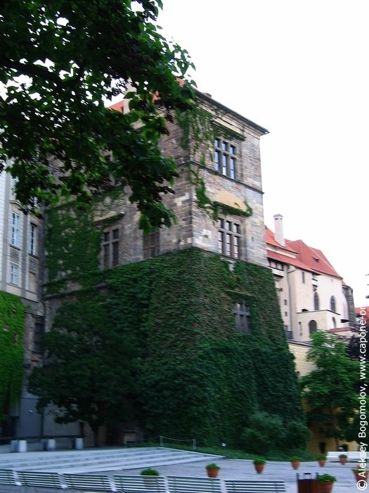 Чешская канцелярия - окна откуда выкидывали императорских наместников
