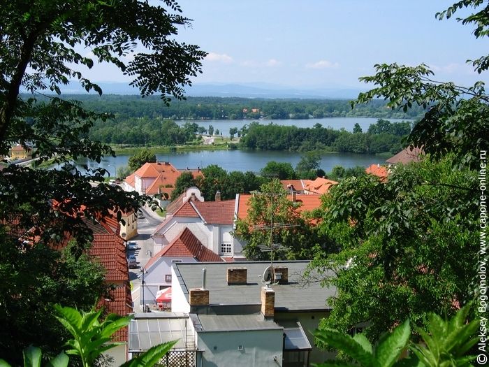 Вид на городок Глубока-над-Влтавой и окрестные пруды