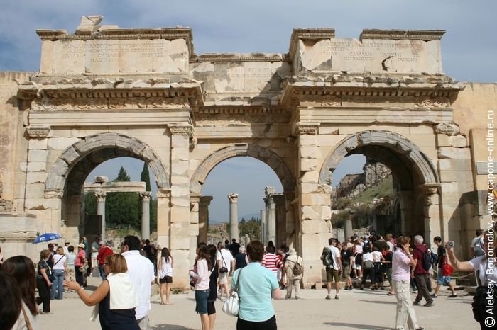 Русские и иностранные туристы в Эфесе