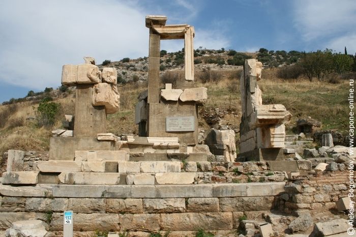 Монумент Меммиуса в Эфесе