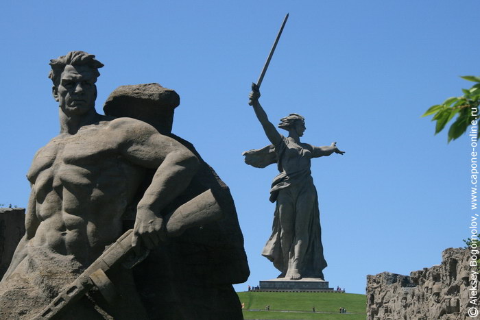 Скульптура Стоять насмерть на Мамаевом кургане в Волгограде