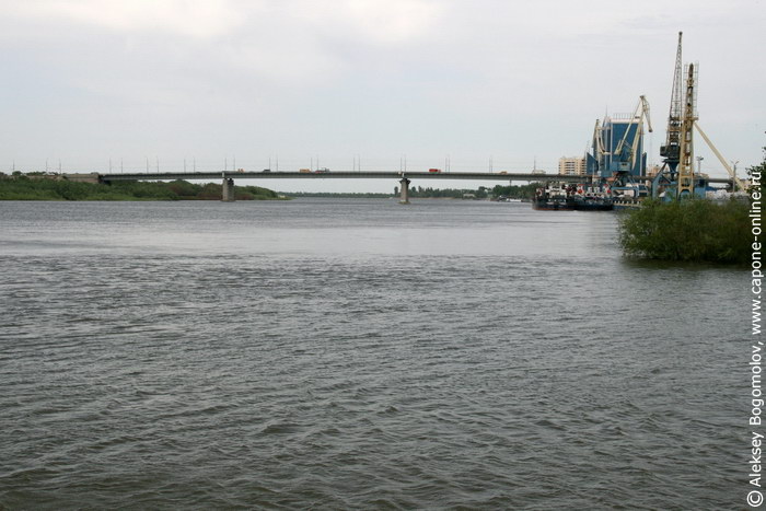 Мост через Волгу и Астраханский речной порт в Астрахани
