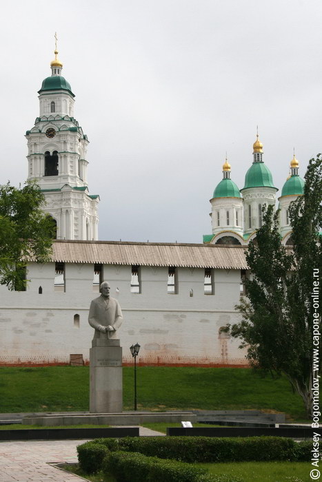 Памятник Ульянову и сквер Ульяновых в Астрахани